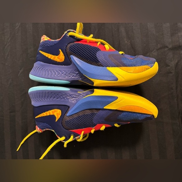 Nike Freak Kaleidoscope Low - Size 6Y - Picture 2 of 8